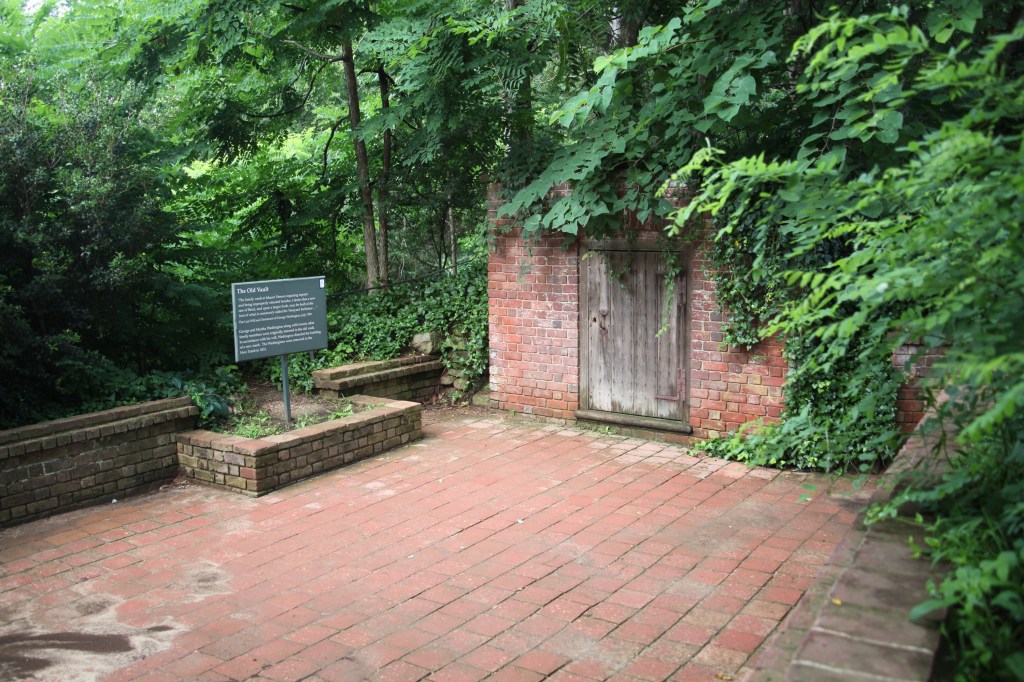 Morning walk at Mount Vernon, photo 18 of 52