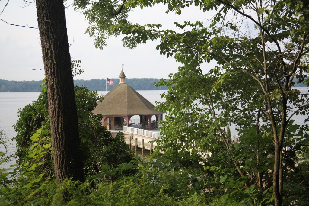 Morning walk at Mount Vernon, photo 21 of 52