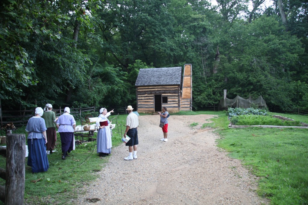 Morning walk at Mount Vernon, photo 34 of 52
